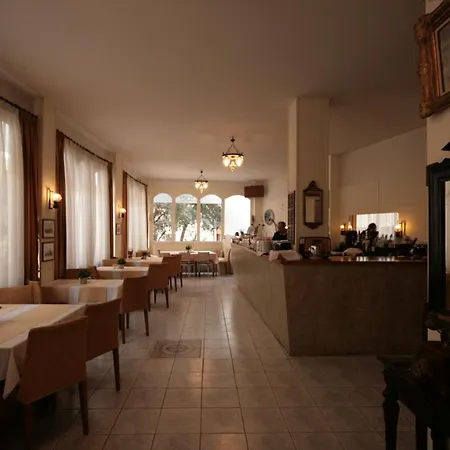 Hotel Adams 2*